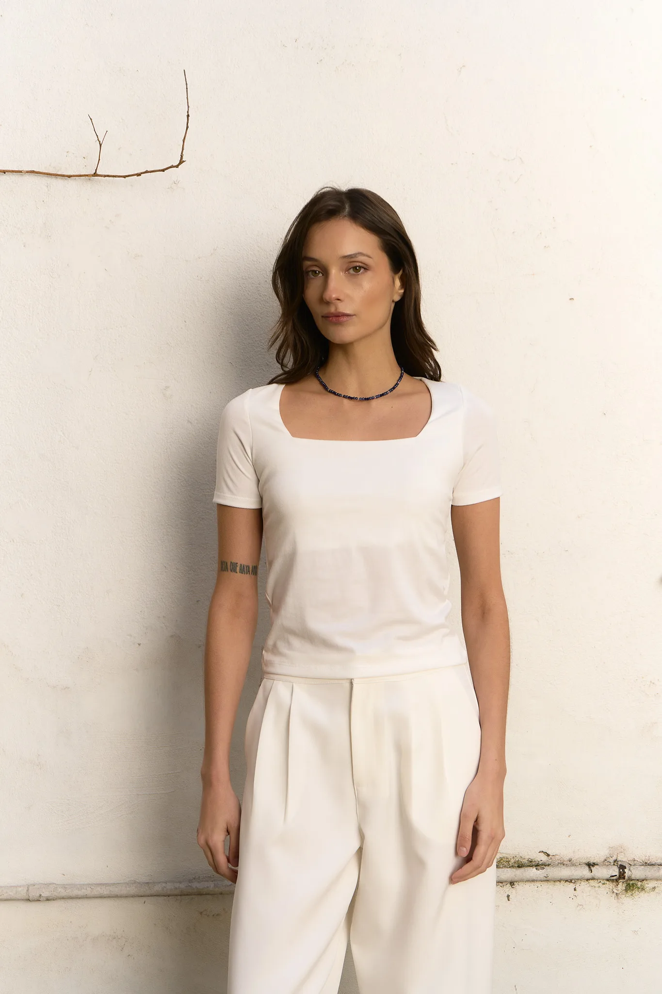 REMERA MODAL SOFT ESCOTE CUADRADO - Imagen 2