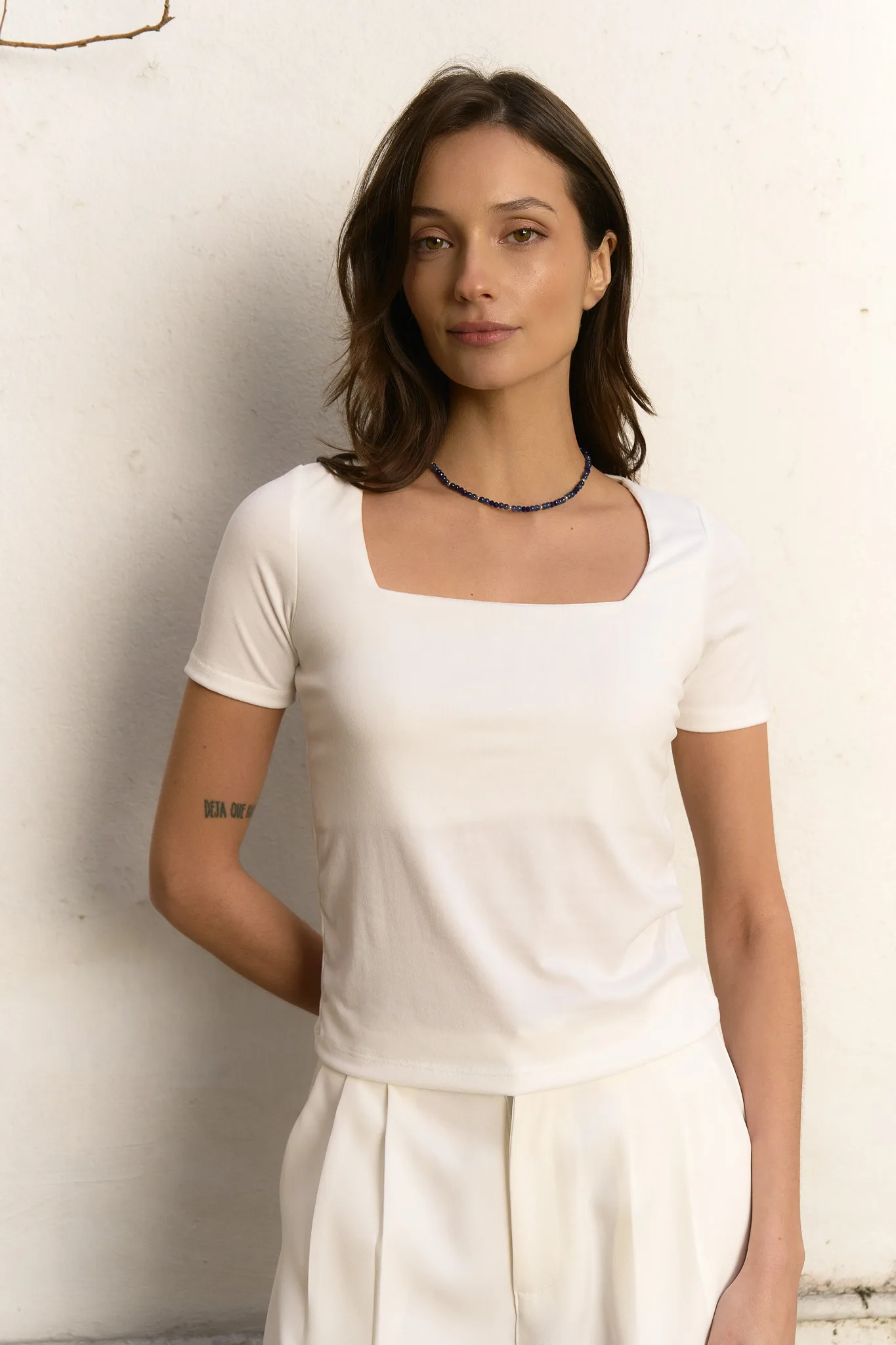 REMERA MODAL SOFT ESCOTE CUADRADO