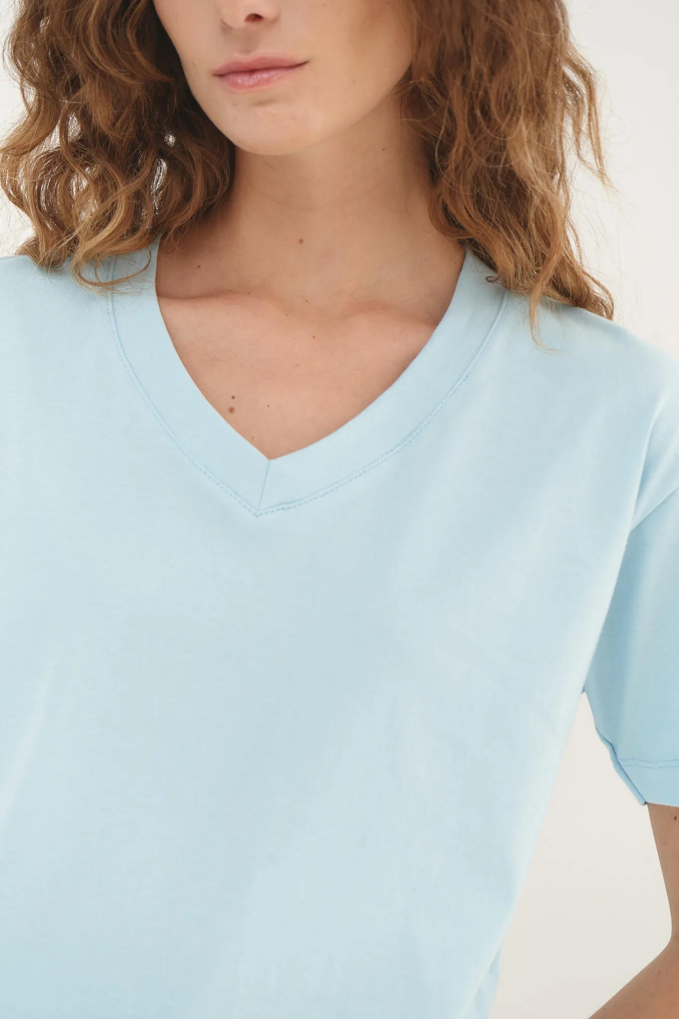 REMERA ALGODON CUELLO V - Imagen 3